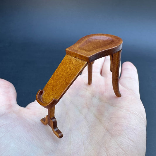 Thonet en bois courbé Miniature échelle 1:12 Circa 1925 Noyer Vendeur Dimensionnement Ajustement Tabouret Banc Repose-pieds chaise pour maison de poupée chaussures pieds essayer