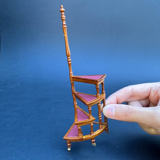 Escabeau de bibliothèque victorien en noyer. Bois massif recouvert de cuir bordeaux, quatre marches, échelle 1:12, pour escalier miniature de maison de poupée.