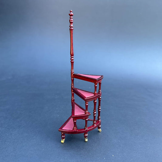 Escabeau de bibliothèque en acajou de style victorien. Bois massif recouvert de cuir bordeaux, quatre marches, échelle 1:12, pour escalier miniature de maison de poupée.