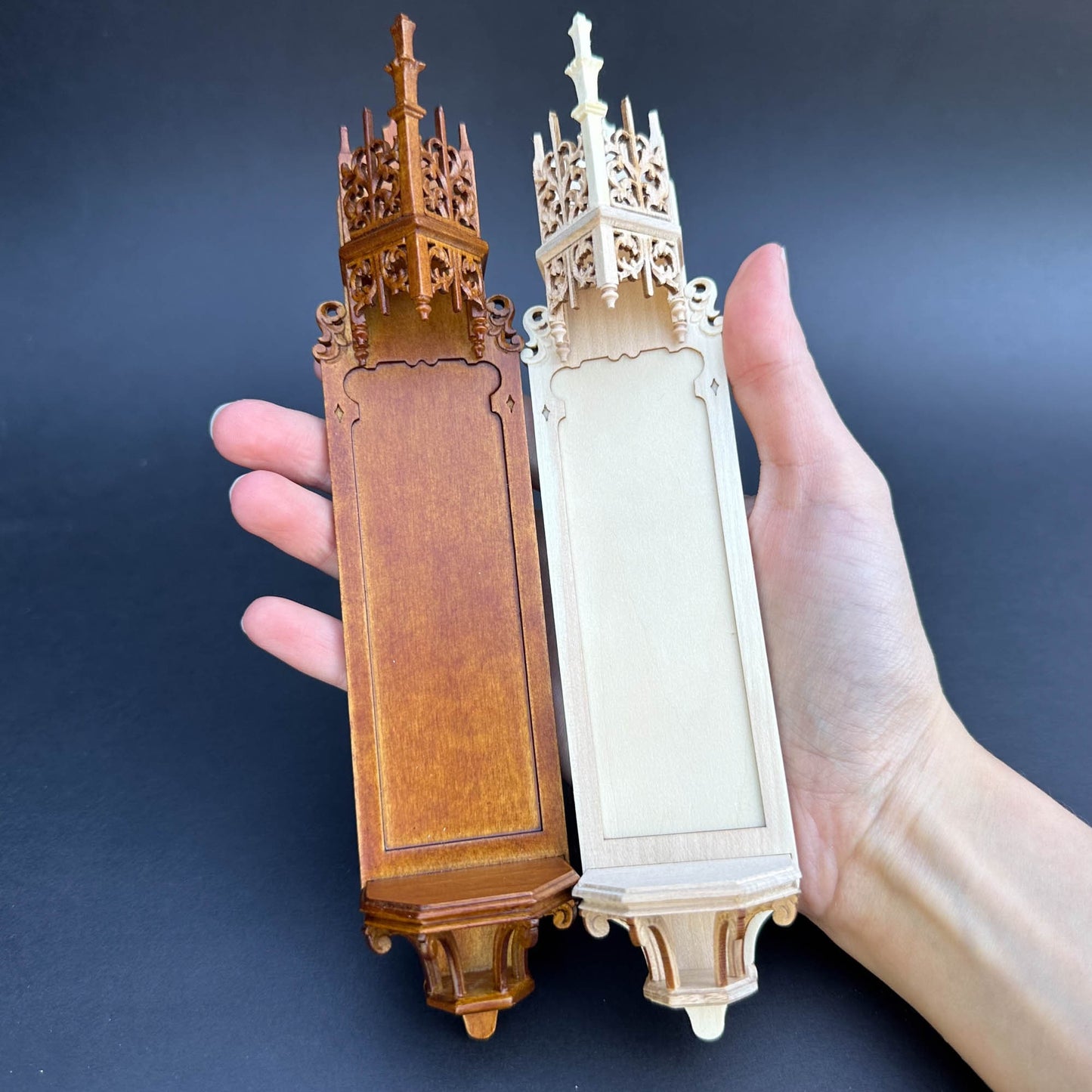 Une niche pour une statue en bois non peinte et non finie, église miniature gothique pour maison de poupée 1:12, fabriquée à la main