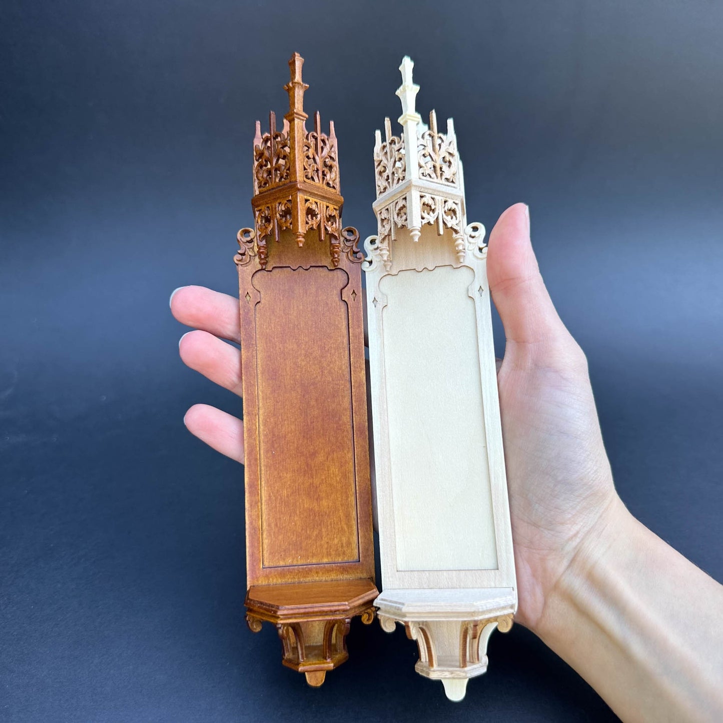 Une niche pour une statue en bois teinté noyer ou acajou, église miniature gothique pour maison de poupée à l'échelle 1:12 ou 1/6, fabriquée à la main