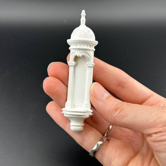 Petite niche murale victorienne blanche sculptée pour miniatures de maison de poupée à l'échelle 1:12 en bois fabriquée à la main