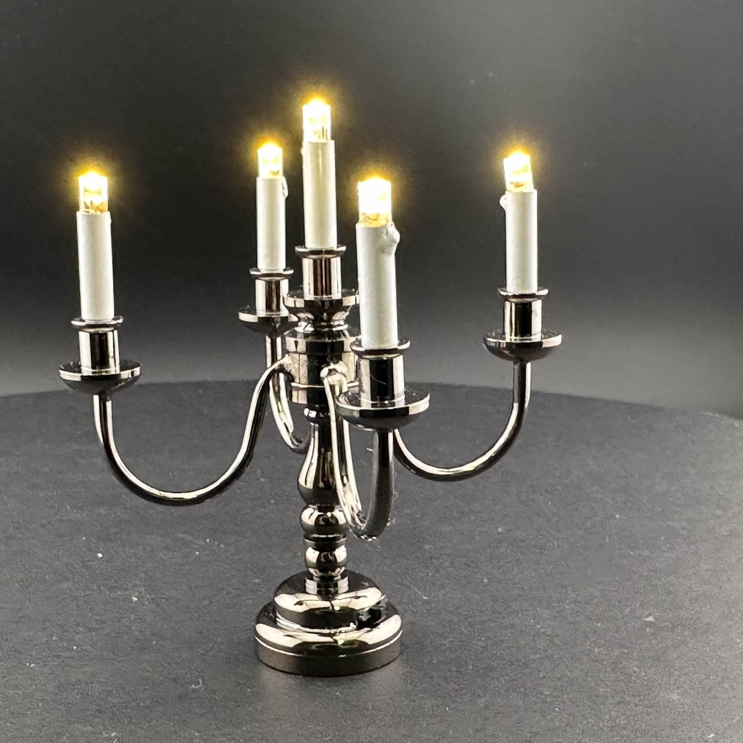 Candélabre noir bronze à 5 branches LED super lumineux avec interrupteur marche/arrêt pour bougie miniature de maison de poupée à l'échelle 1:12
