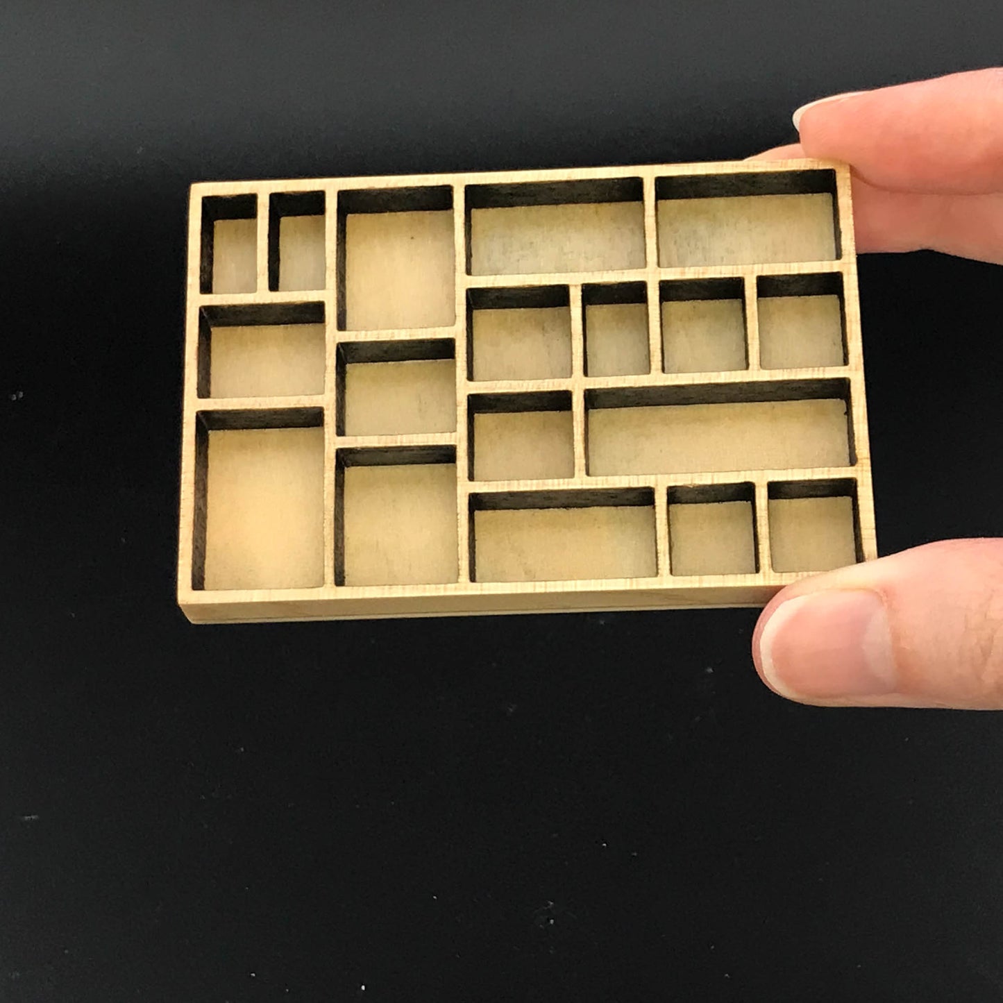 Organisateur de bibelots miniature ou plateau d'imprimante d'étagère Boîte d'ombre miniature de tri de couture pour maison de poupée 1:12 en noyer ou non fini V4085