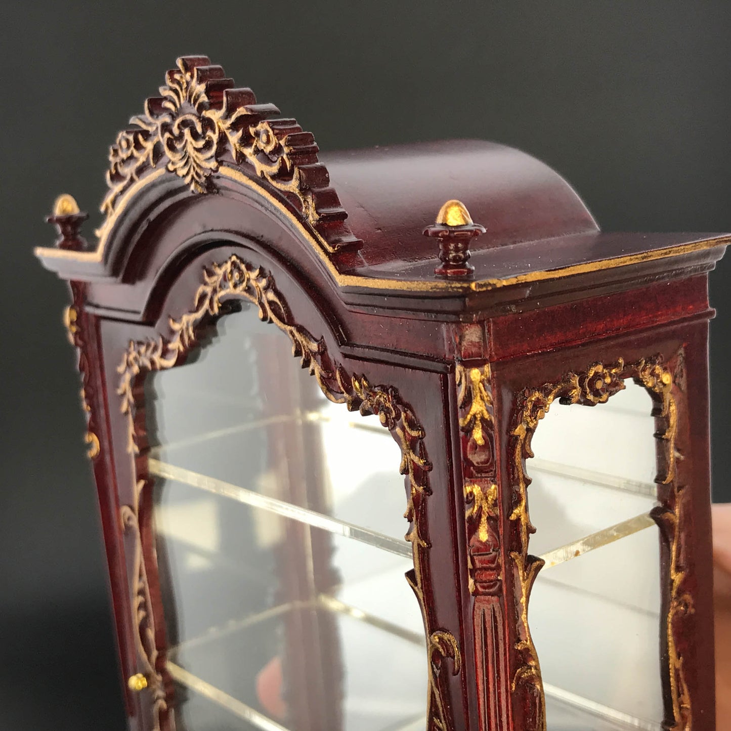 Victorian Showcase Curio Cabinet Display Escaparate Vitrine for 1:12 scale Dollhouse Miniature Glass Showcase Y7730 MHG