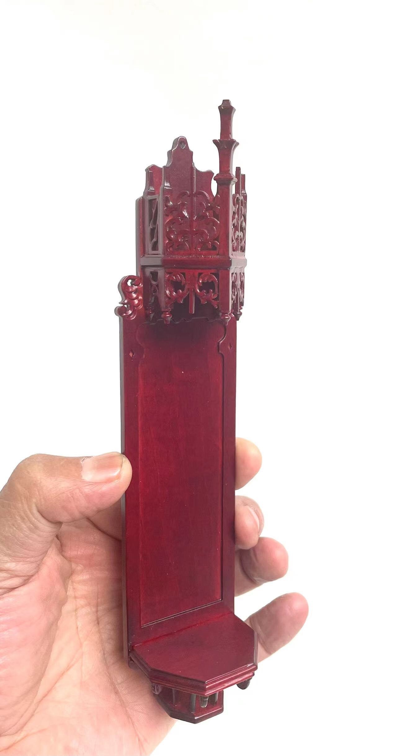 Une niche pour une statue en bois teinté noyer ou acajou, église miniature gothique pour maison de poupée à l'échelle 1:12 ou 1/6, fabriquée à la main
