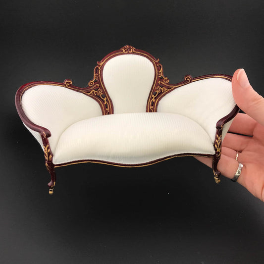 Fauteuil et canapé rococo ORNÉ miniature victorien à l'échelle 1:12 pour maison de poupée miniature en acajou et accents dorés Y2300 2301