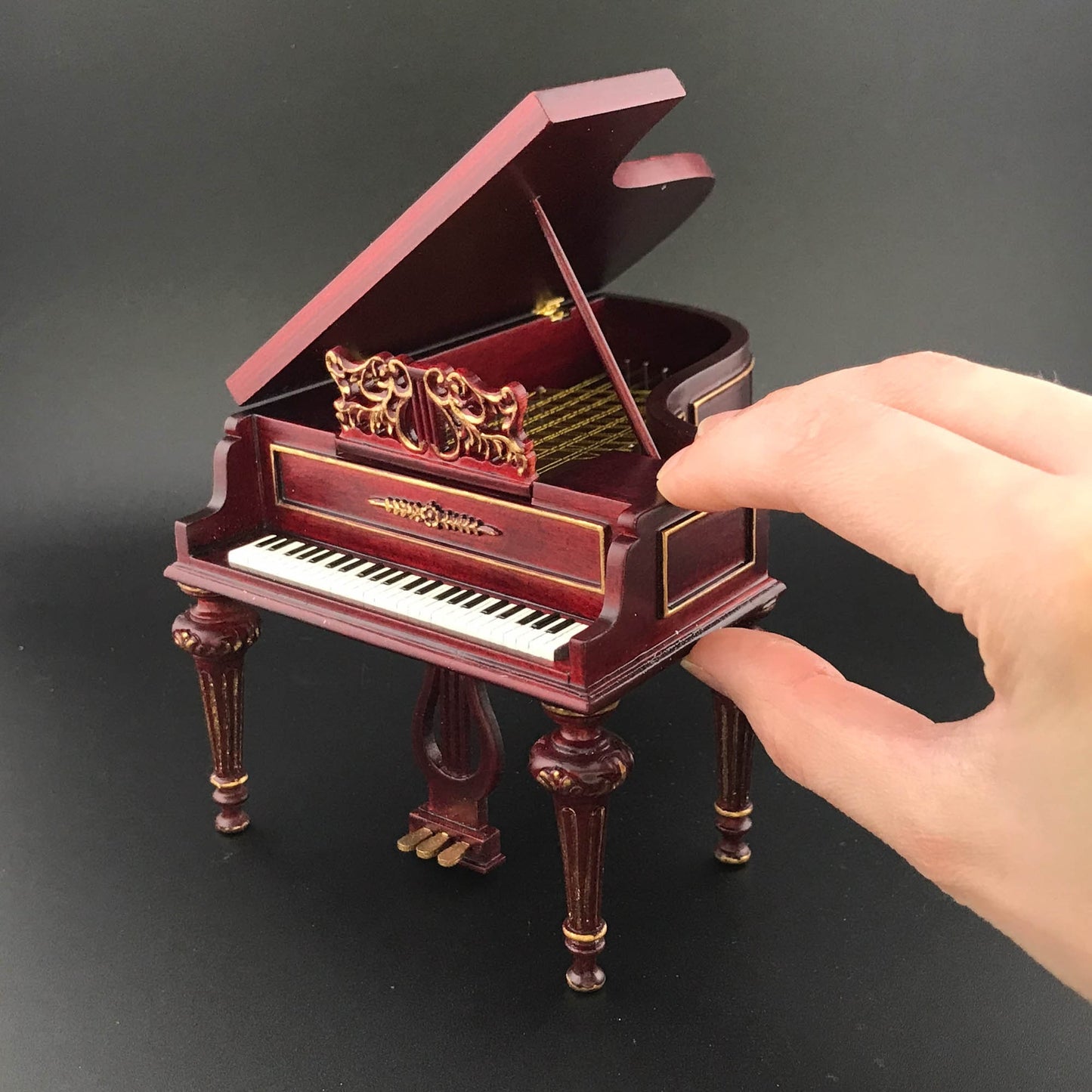 Piano à queue + tabouret pour maison de poupée miniature à l'échelle 1:12, siège en bois, acajou de qualité et or Y3600 MHG