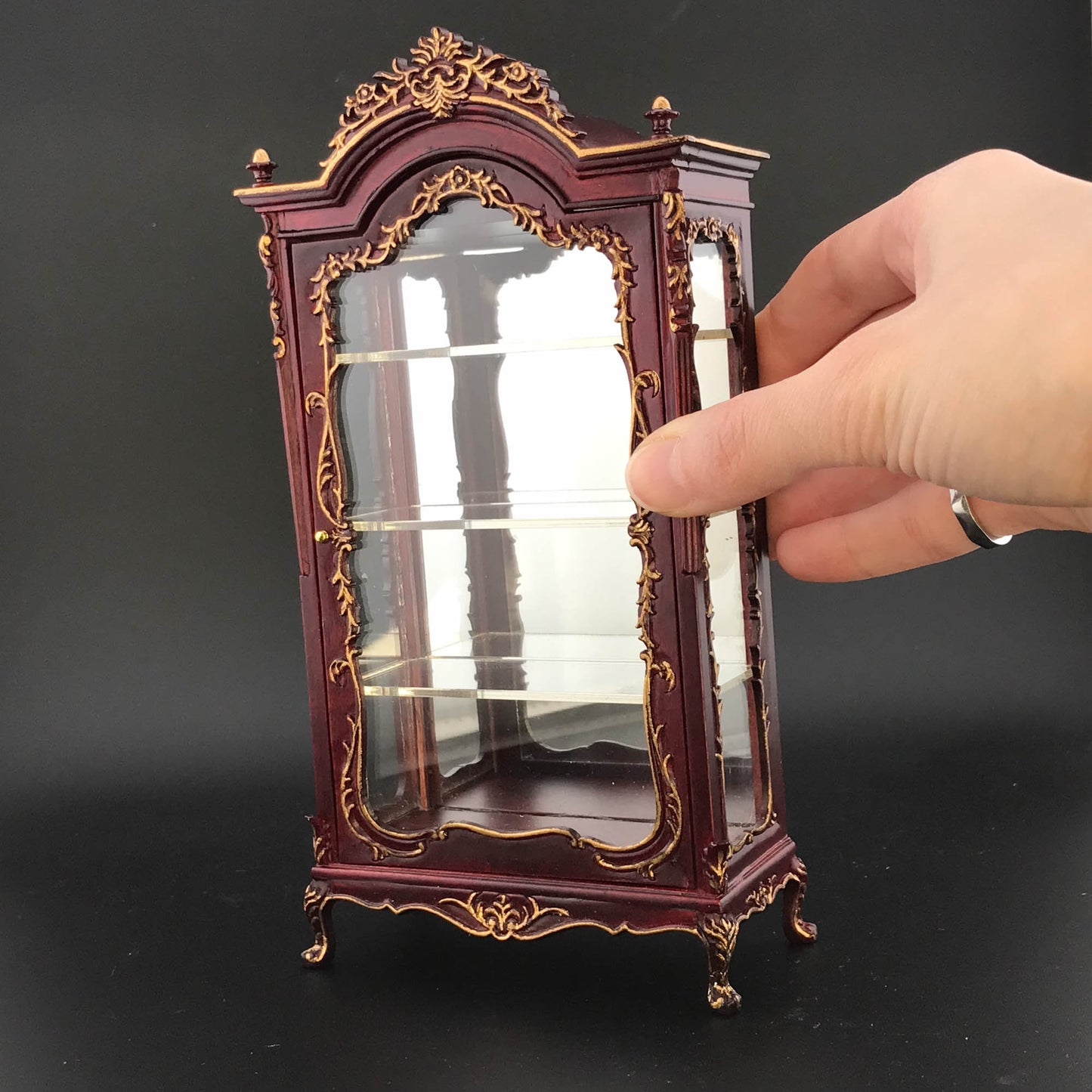 Victorian Showcase Curio Cabinet Display Escaparate Vitrine for 1:12 scale Dollhouse Miniature Glass Showcase Y7730 MHG