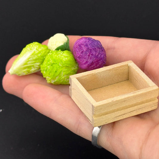Assortiment de laitues et de choux en vrac - 4 pièces de laitues variées dans une caisse en bois - Nourriture miniature pour maison de poupée à l'échelle 1:12