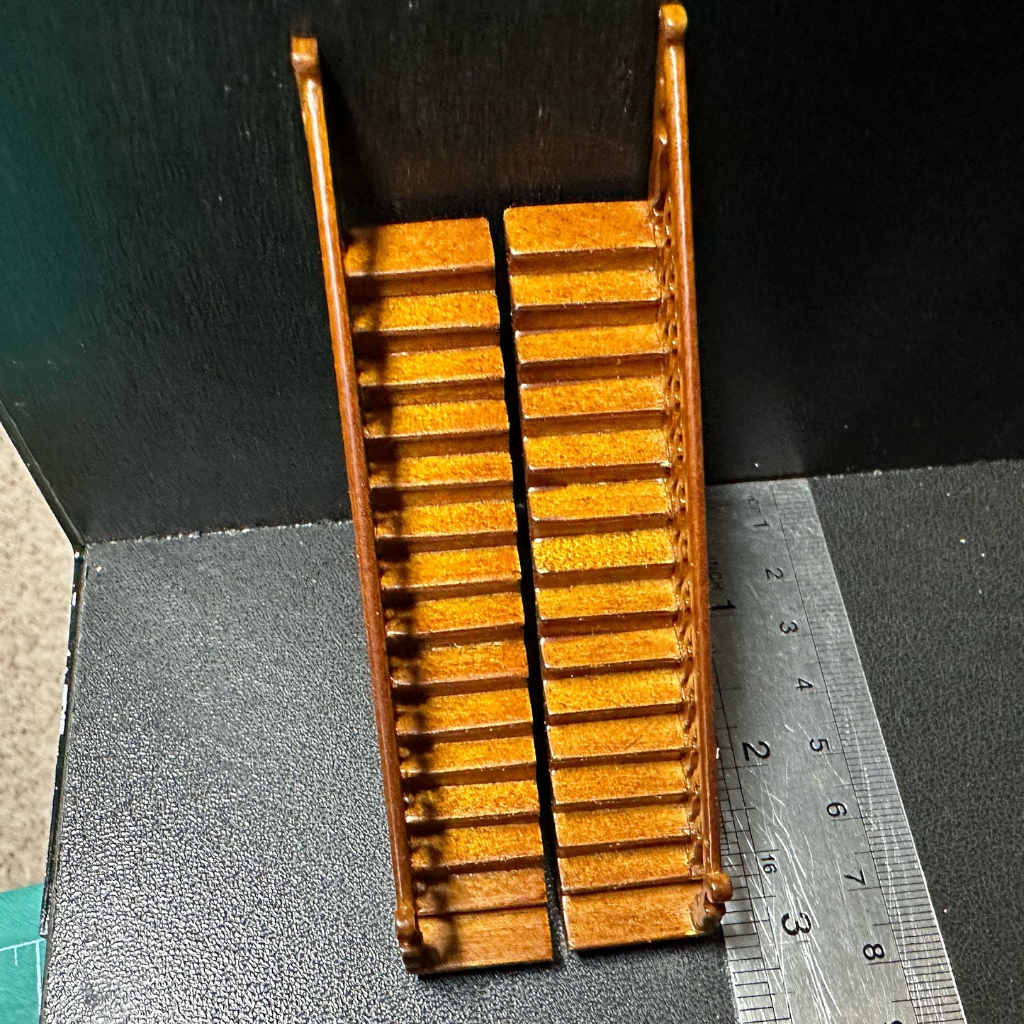 Escalier gauche à l'échelle 1/4" 1:48, miniature de maison de poupée en noyer de qualité supérieure Q9514L