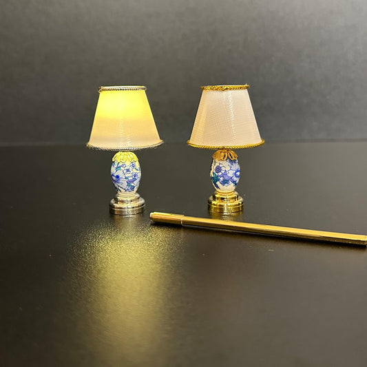 Lampe de table miniature sans contact avec baguette 1:12 bleue à LED pour maison de poupée, sans contact, sans interrupteur, bâton magique féerique