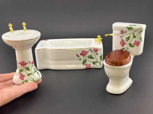 Ensemble de salle de bain miniature en porcelaine blanche à motif floral pour maison de poupée, 3 pièces, baignoire, lavabo et toilettes à l'échelle 1:12