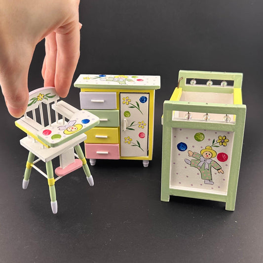 Kinderzimmer Baby Miniatur Set 3Stk Wiege Hochstuhl Kommode Blumen Dekoration für Puppenhaus im Maßstab 1:12