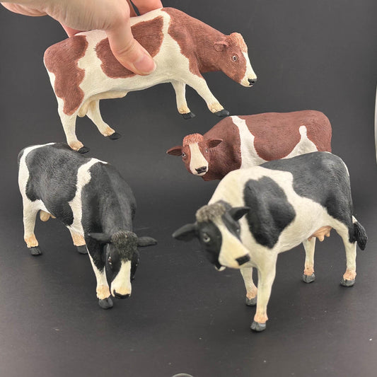 Eine Kuh oder ein Bulle im genauen Maßstab 1:12 für Puppenhäuser, Miniatur-Bauernhof aus Polyresin mit realistischer Oberfläche (eine Einheit)