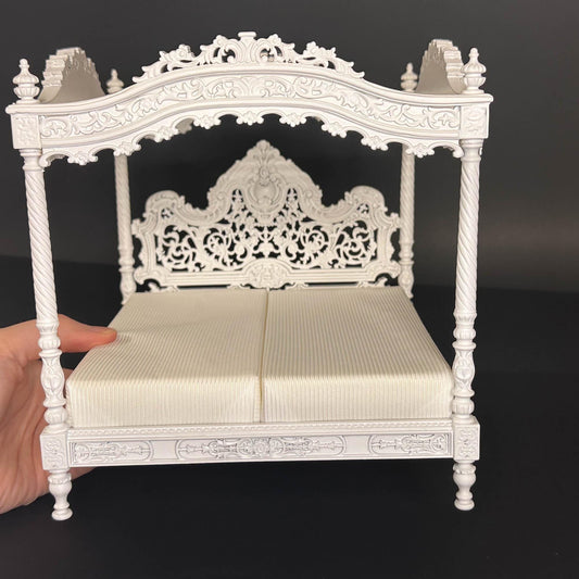 Un chef-d'œuvre miniature en bois king-size baroque sculpté blanc victorien rococo Revival Baldaquin Replica dans une maison de poupée à l'échelle 1:12