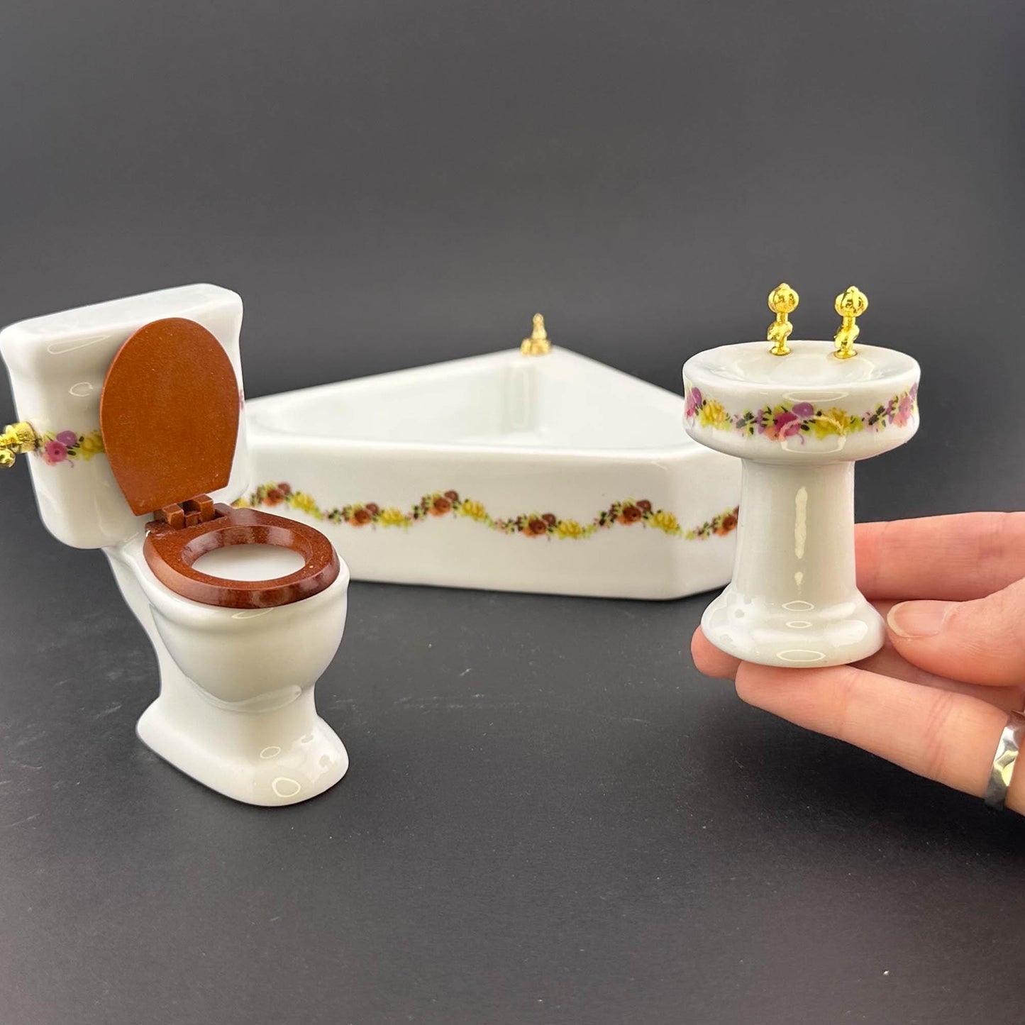 Dollhouse miniature White porcelain Floral Bathroom Set/3pcs in 1:12 scale Corner Bathtub, Sink, and Toilet