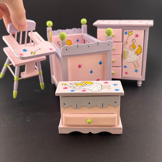Rosa Kinderzimmer mit Feenmotiv, günstiges 4-teiliges Set. Miniatur für Puppenhauskommode, Kinderbett, Hochstuhl und Spielzeugkiste im Maßstab 1:12. Babyzimmer.
