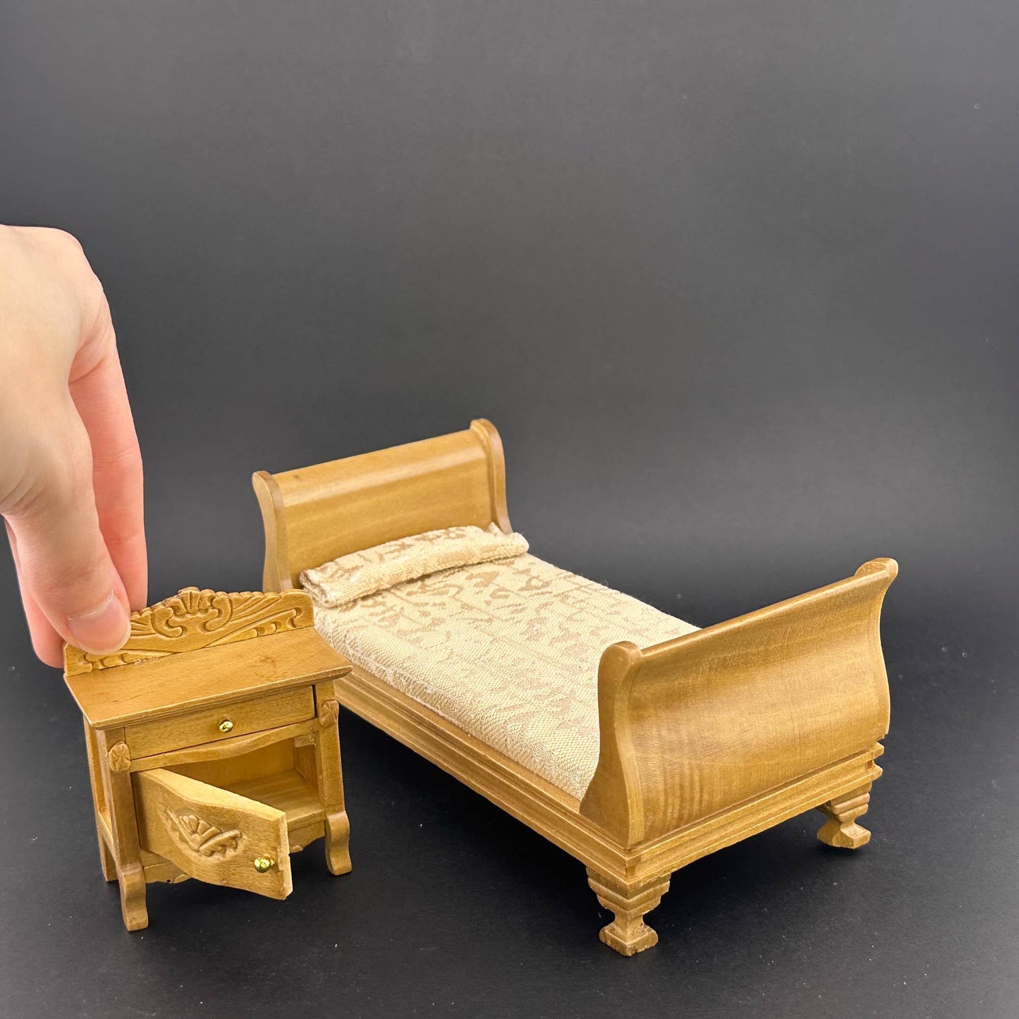 Victorian Miniature bedroom child Girl suite Economy Set 5pcs bed dresser bedstand mirror wardrobe 1:12 scale dollhouses miniature oak wood