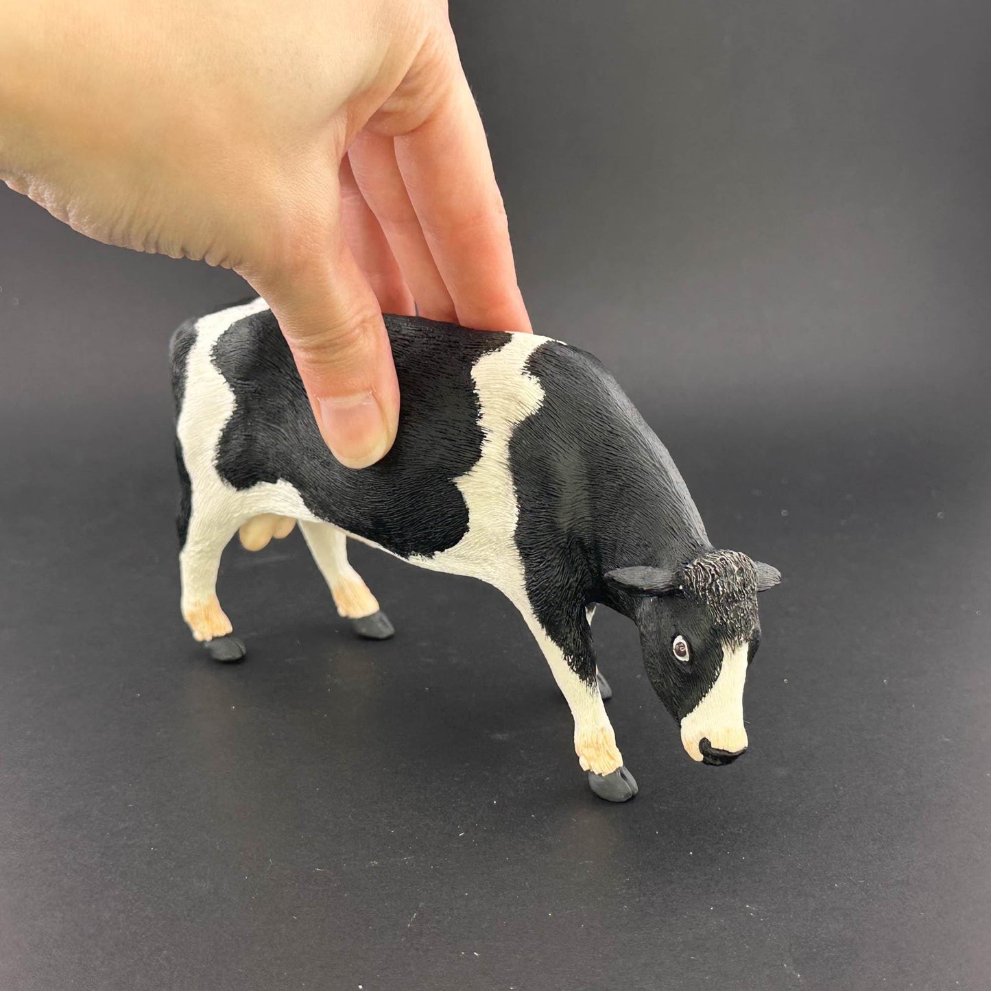 Une vache ou un taureau à l'échelle précise 1:12 pour maisons de poupées ferme miniature Polyrésine avec une finition réaliste (une unité)
