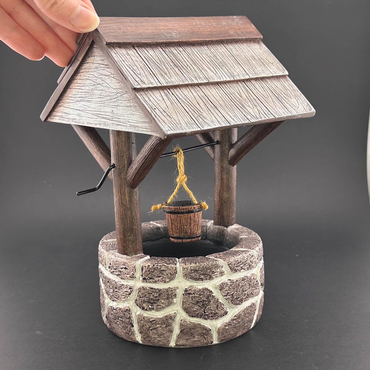 Fieldstone Wishing Well für 1:12 Puppenhaus Miniatur Polyresin mit einem realistischen Finish mit einem Eimer
