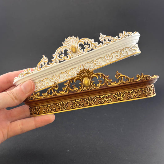 Corniche de fenêtre simple victorienne miniature en bois ornée Boîte à rideaux à l'échelle 1:12 fabriquée à la main