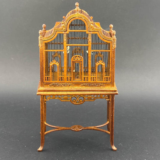 Une magnifique cage à oiseaux victorienne classique en bois avec une table pour une miniature de maison de poupée 1:12 en noyer