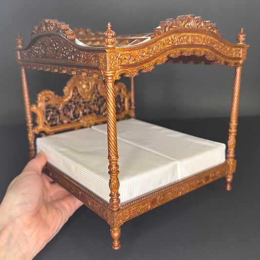 Un chef-d'œuvre miniature en bois de taille king-size baroque sculpté en noyer victorien Rococo Revival, réplique d'un lit à baldaquin dans une maison de poupée à l'échelle 1:12
