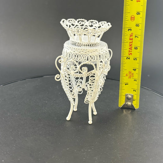 Eleganter Pflanzenständer aus weißem Metalldraht für den Miniaturgarten im Puppenhaus im Maßstab 1:12
