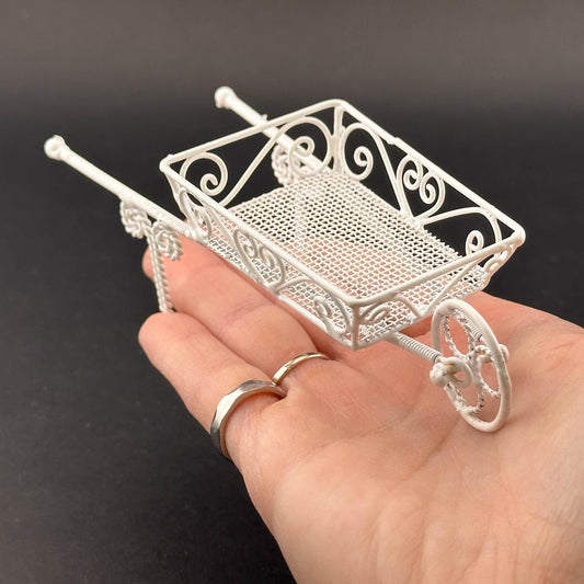 Brouette miniature victorienne élégante – Échelle 1:12, fil blanc pour jardin de maison de poupée