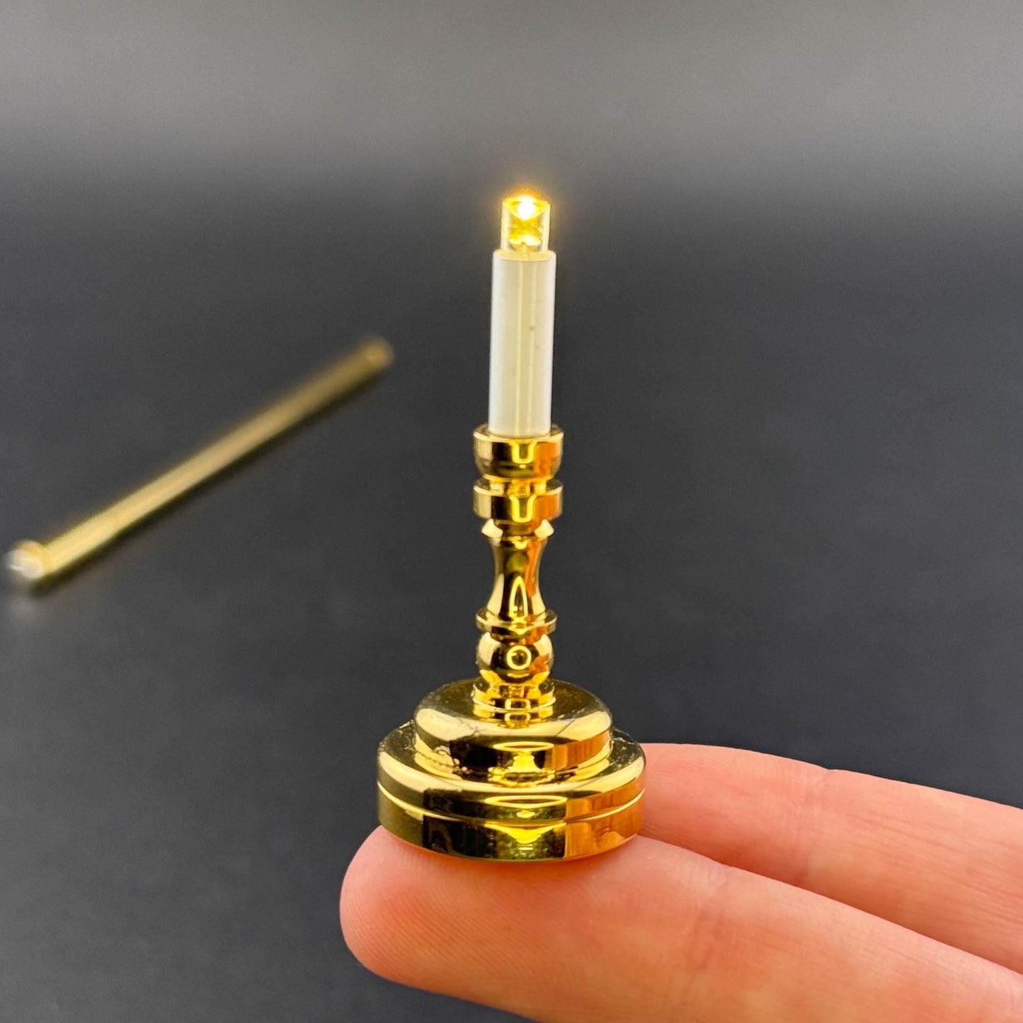Lampe de table miniature sans contact avec baguette 1:12 LED pour maison de poupée, chandelier en laiton sans contact et sans interrupteur