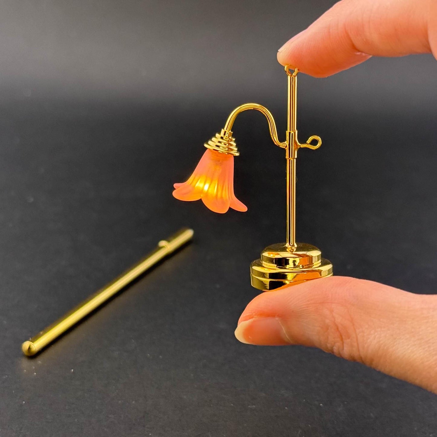 Lampe de table miniature sans contact avec baguette 1:12 LED pour maison de poupée, lampe de table tulipe rose sans contact et sans interrupteur