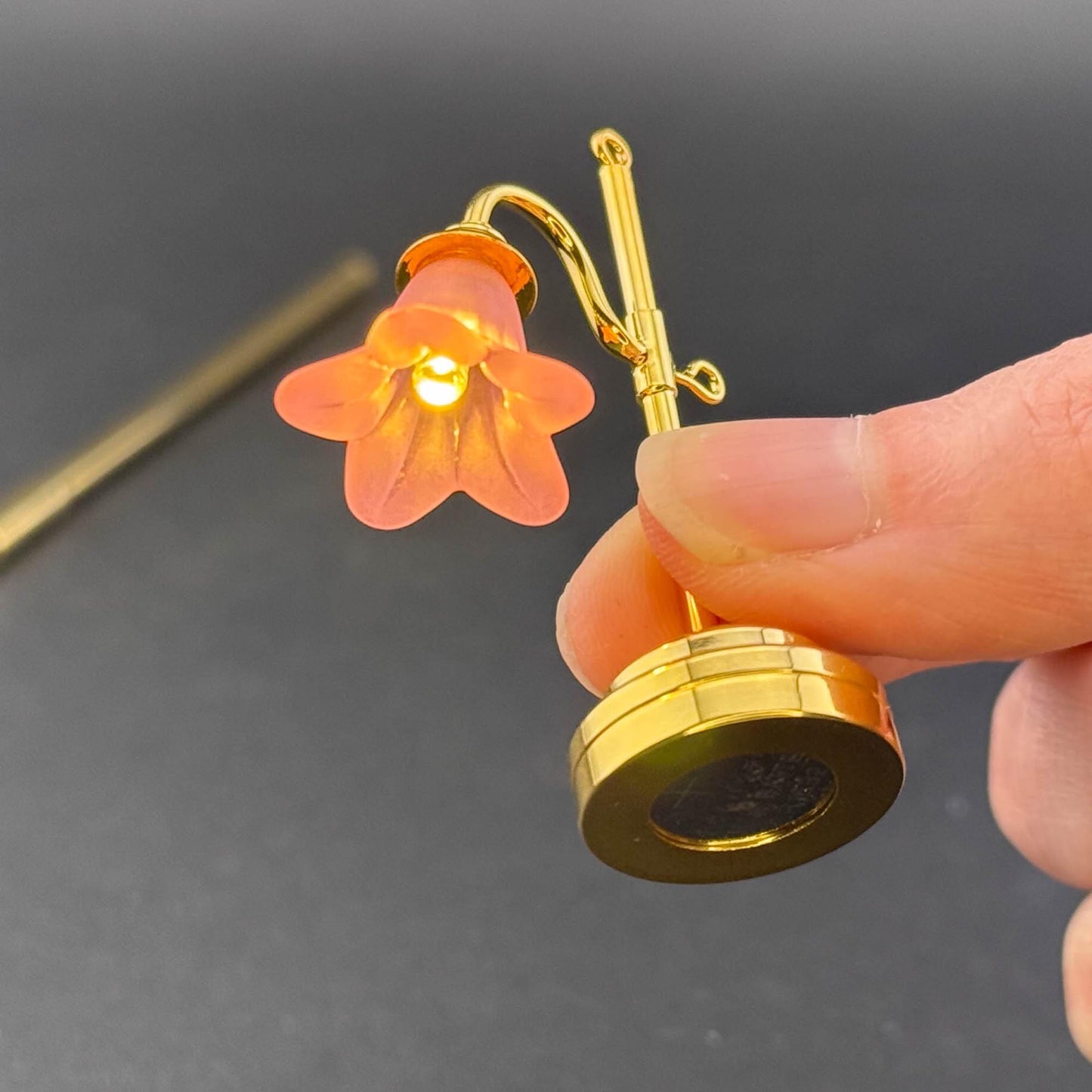 Lampe de table miniature sans contact avec baguette 1:12 LED pour maison de poupée, lampe de table tulipe rose sans contact et sans interrupteur