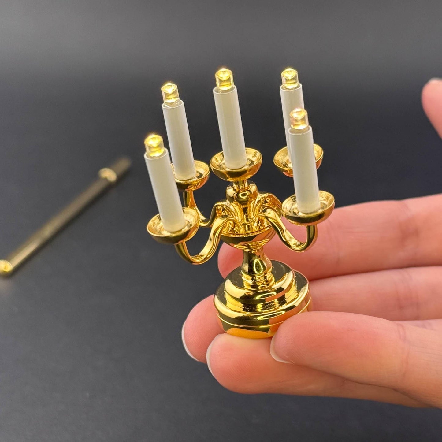 Miniatur-Berührungslose Bedienung mit Zauberstab 1:12 Tischlampe LED für Puppenhaus No-Touch No-Switch Messing-Kandelaber mit fünf Kerzen Kerzenständer