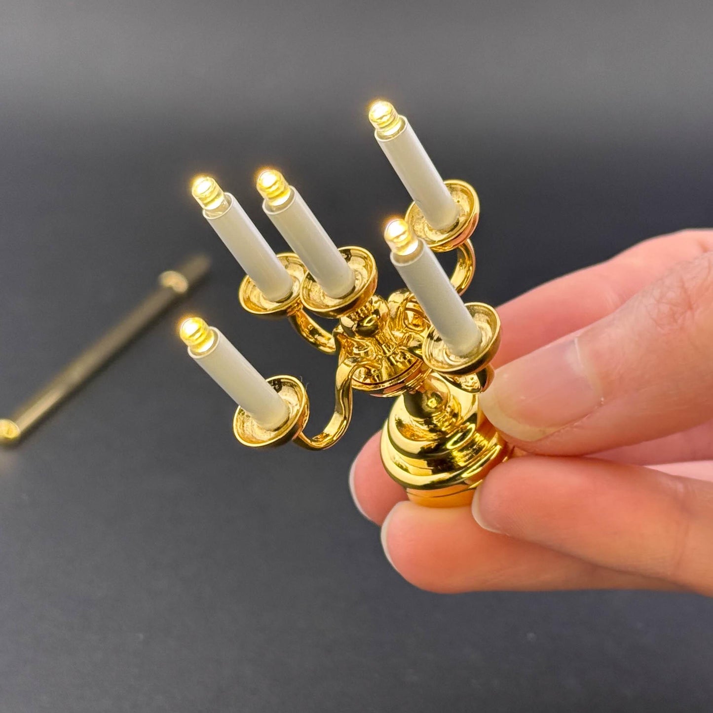 Miniatur-Berührungslose Bedienung mit Zauberstab 1:12 Tischlampe LED für Puppenhaus No-Touch No-Switch Messing-Kandelaber mit fünf Kerzen Kerzenständer