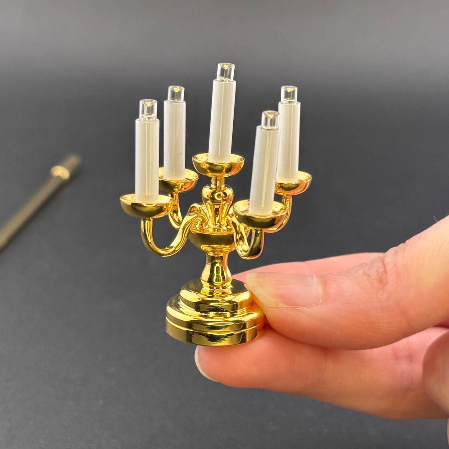 Miniatur-Berührungslose Bedienung mit Zauberstab 1:12 Tischlampe LED für Puppenhaus No-Touch No-Switch Messing-Kandelaber mit fünf Kerzen Kerzenständer