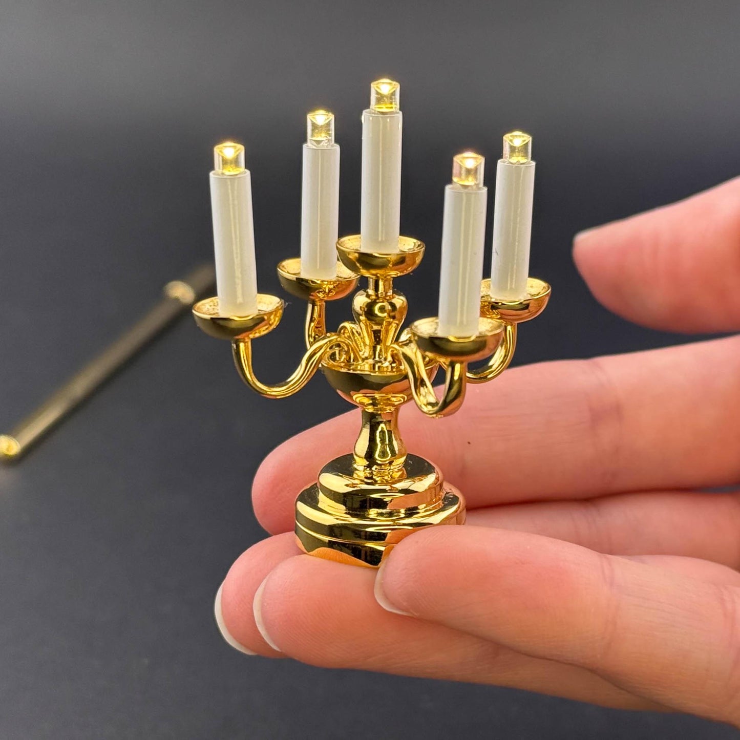 Miniatur-Berührungslose Bedienung mit Zauberstab 1:12 Tischlampe LED für Puppenhaus No-Touch No-Switch Messing-Kandelaber mit fünf Kerzen Kerzenständer
