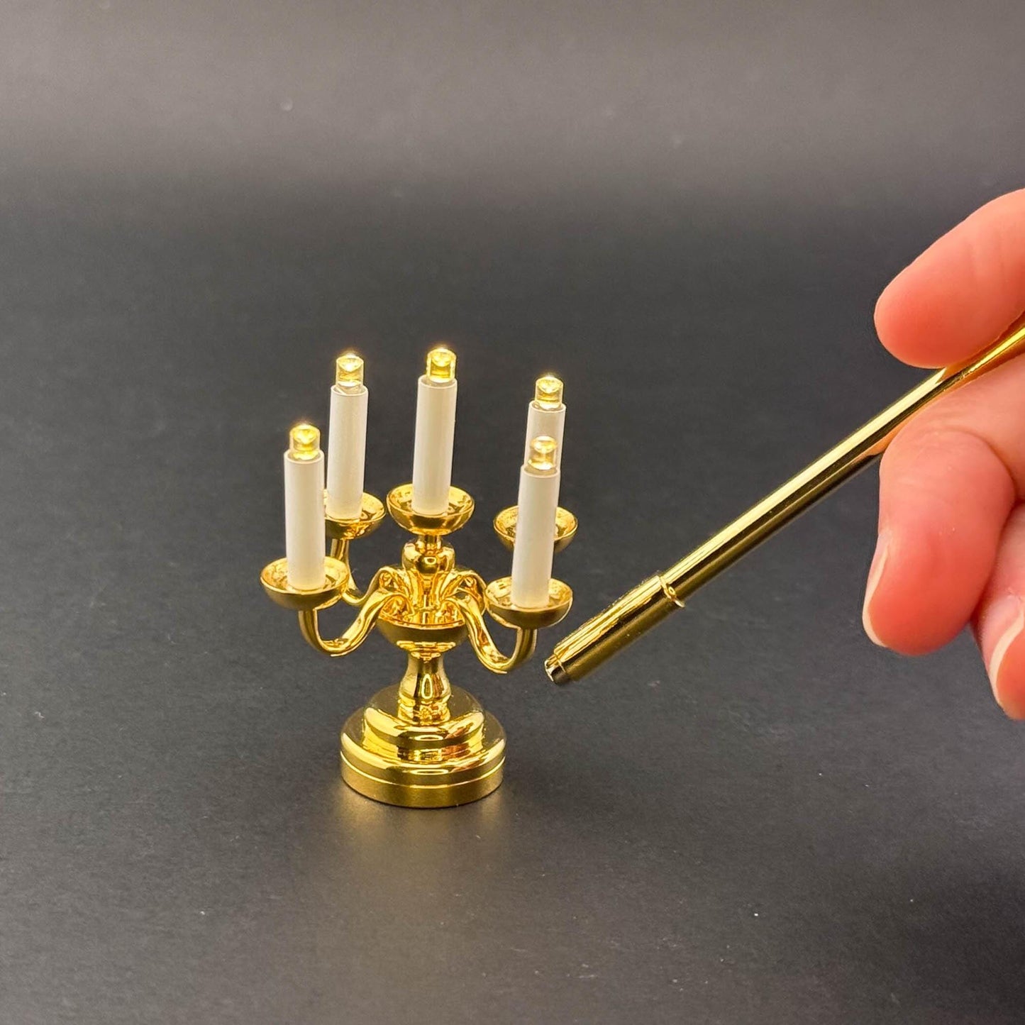 Miniatur-Berührungslose Bedienung mit Zauberstab 1:12 Tischlampe LED für Puppenhaus No-Touch No-Switch Messing-Kandelaber mit fünf Kerzen Kerzenständer