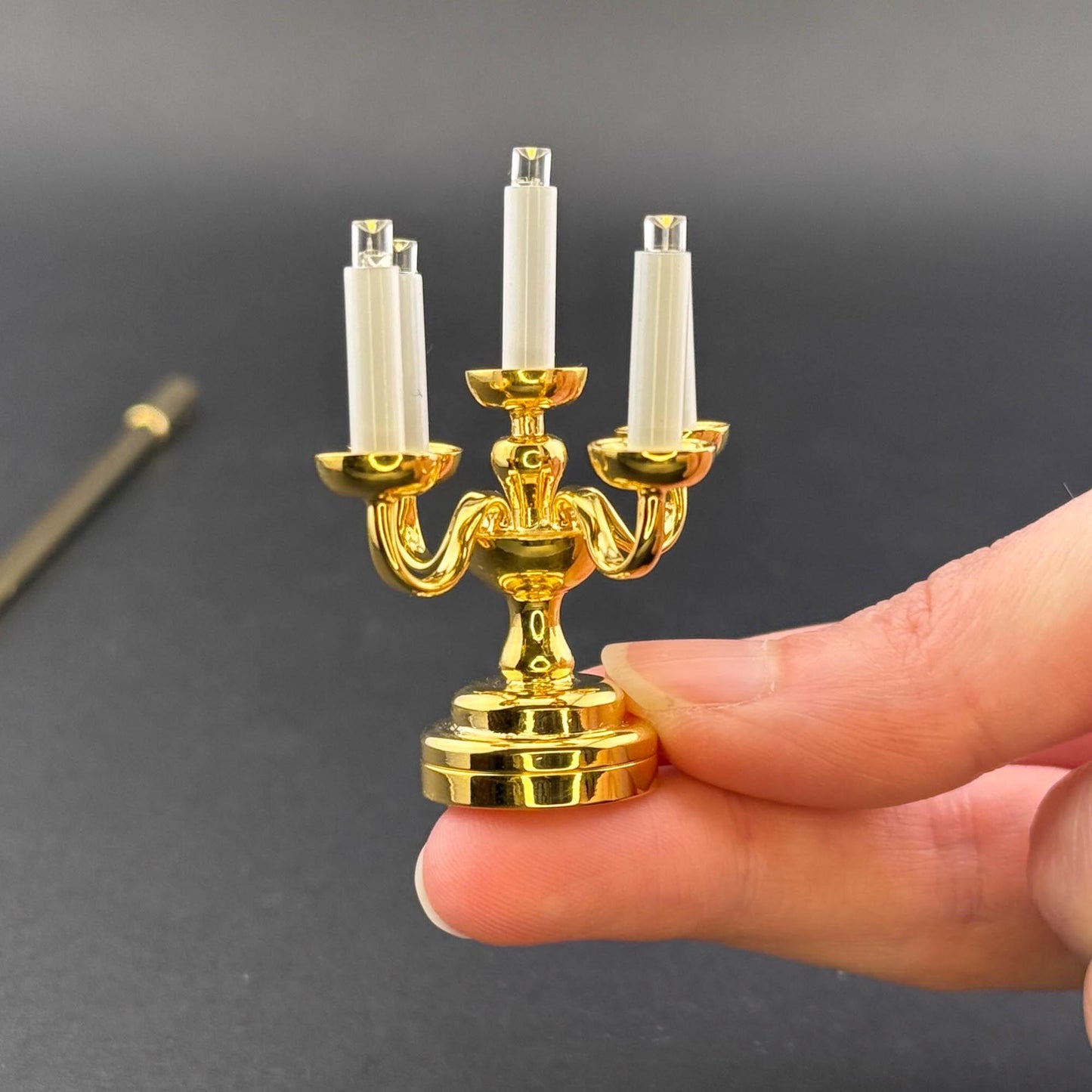 Miniatur-Berührungslose Bedienung mit Zauberstab 1:12 Tischlampe LED für Puppenhaus No-Touch No-Switch Messing-Kandelaber mit fünf Kerzen Kerzenständer