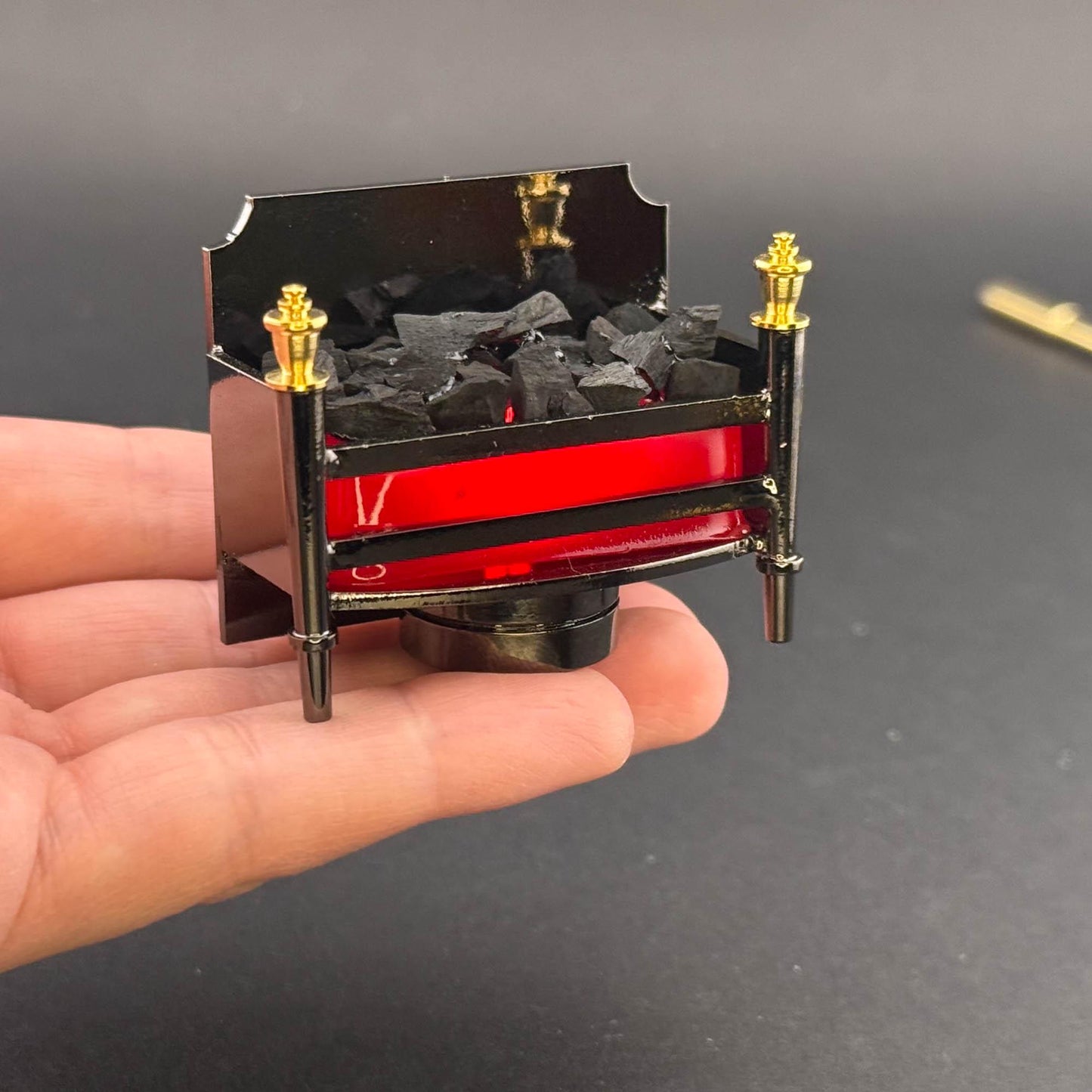 Miniatur-Berührungslose Bedienung mit Zauberstab 1:12 Tischlampe LED für Puppenhaus No-Touch No-Switch Kamin Glowing Embers Red Fire Grate