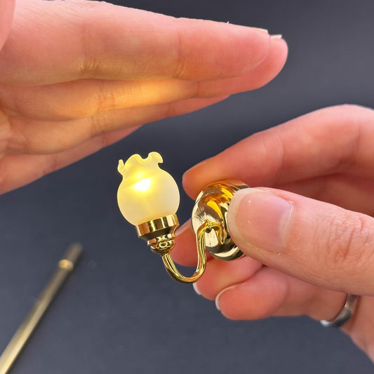 Miniatur-Berührungslose Bedienung mit Zauberstab 1:12 Messing Wandleuchte Tulpenlampe LED-Licht Puppenhaus No-Touch No-Switch Stick Fairy Magic