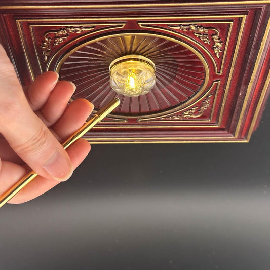 Miniatur-Deckenlampe aus Messing, berührungslose Bedienung mit Stab, klarem Schirm, LED, Maßstab 1:12, für Puppenhaus, berührungslos, ohne Schalter