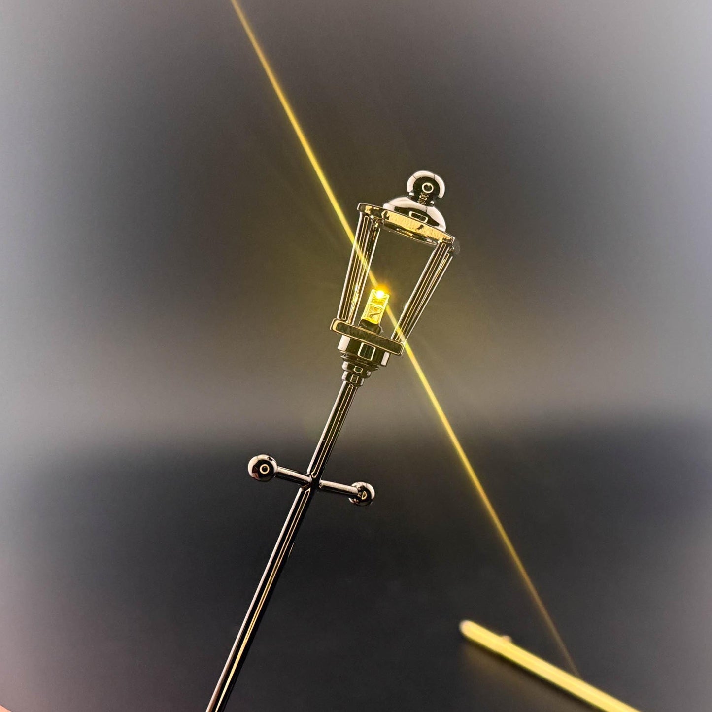 Lampe miniature en forme de carrosse à l'échelle 1:12 – 20 cm de hauteur, noir bronze, capteur sans contact avec baguette, éclairage de jardin et de rue pour maison de poupée