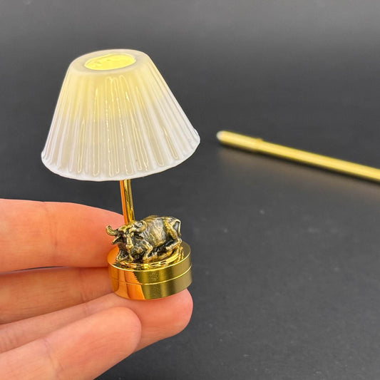 Miniatur-Tischlampe mit berührungsloser Bedienung, 1:12, LED für Puppenhaus, berührungslos, ohne Schalter, sitzend, ruhend, hockend, Ochse, Bulle, Tischlampe