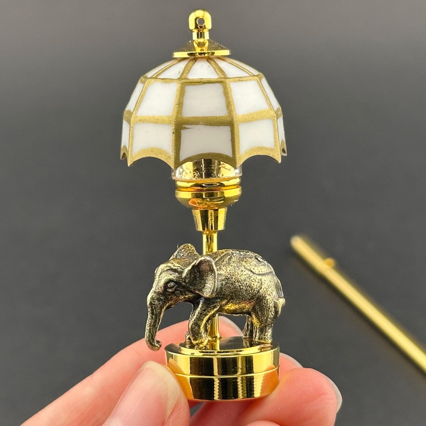 Miniature Touchless operation with Wand 1:12 table lamp LED for Dollhouse No-touch No-Switch Stick baby elephant white Tiffany Table Lamp