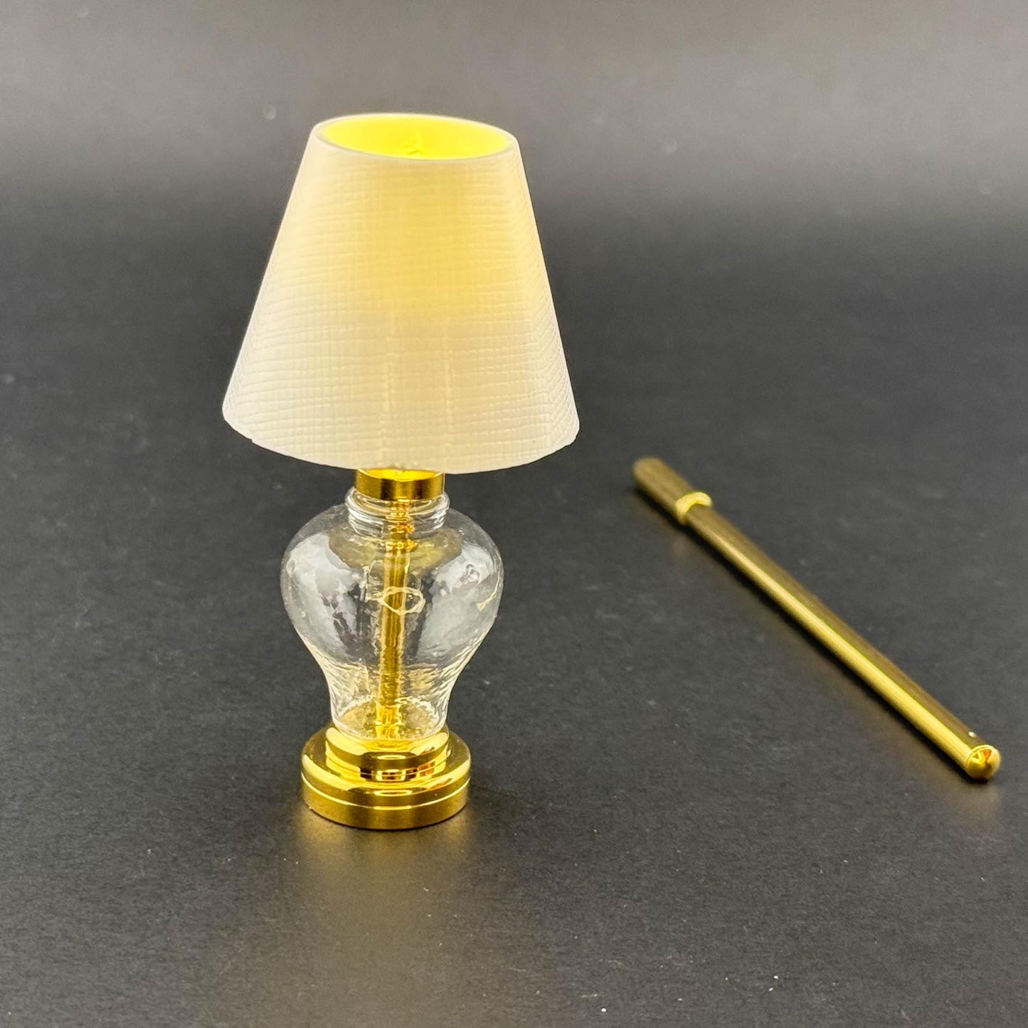 Lampe de table miniature sans contact avec baguette 1:12 LED pour maison de poupée Lampe de table en verre transparent sans contact et sans interrupteur