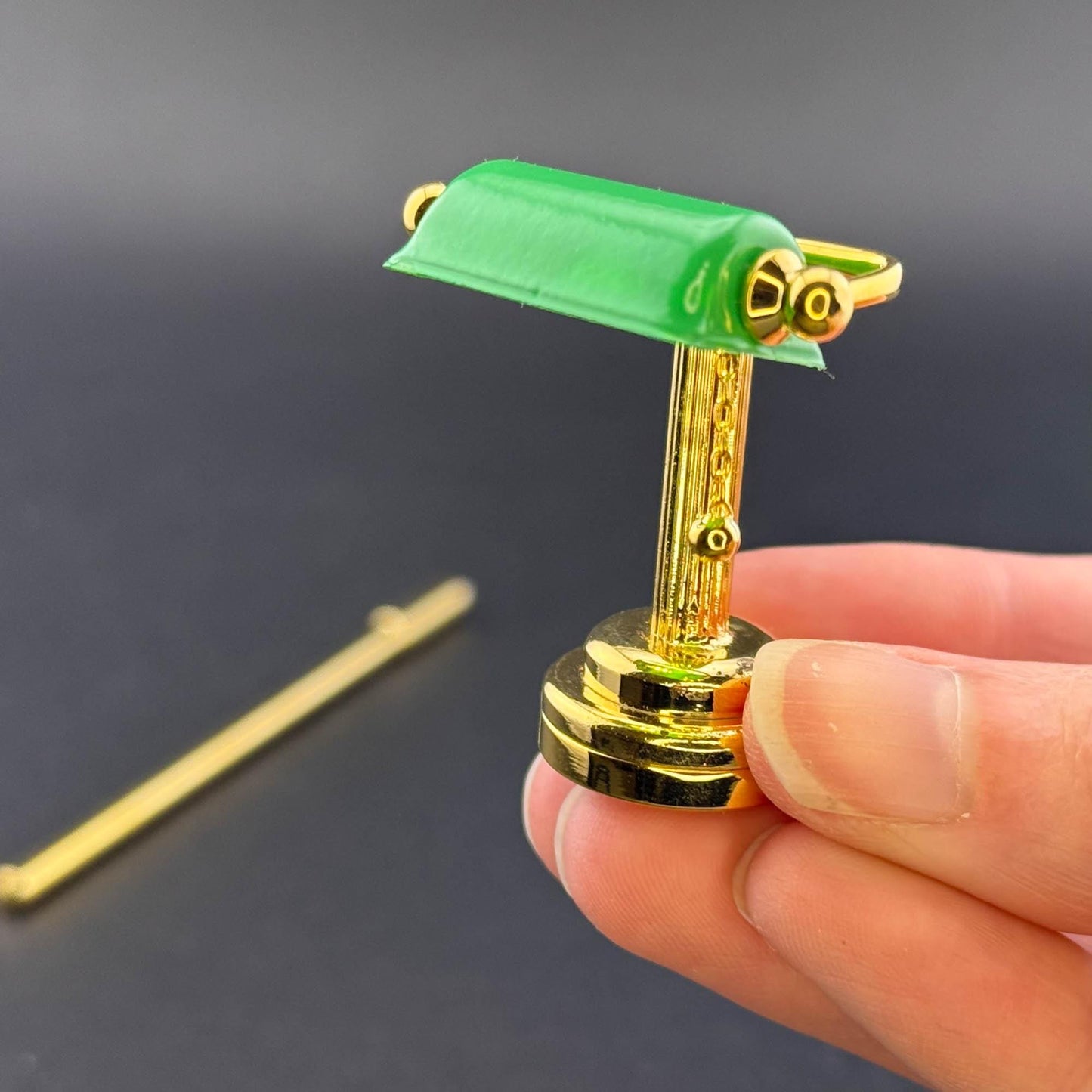 Lampe de table miniature sans contact avec baguette 1:12 LED pour maison de poupée, sans contact, sans interrupteur, lampe de bureau verte victorienne en laiton