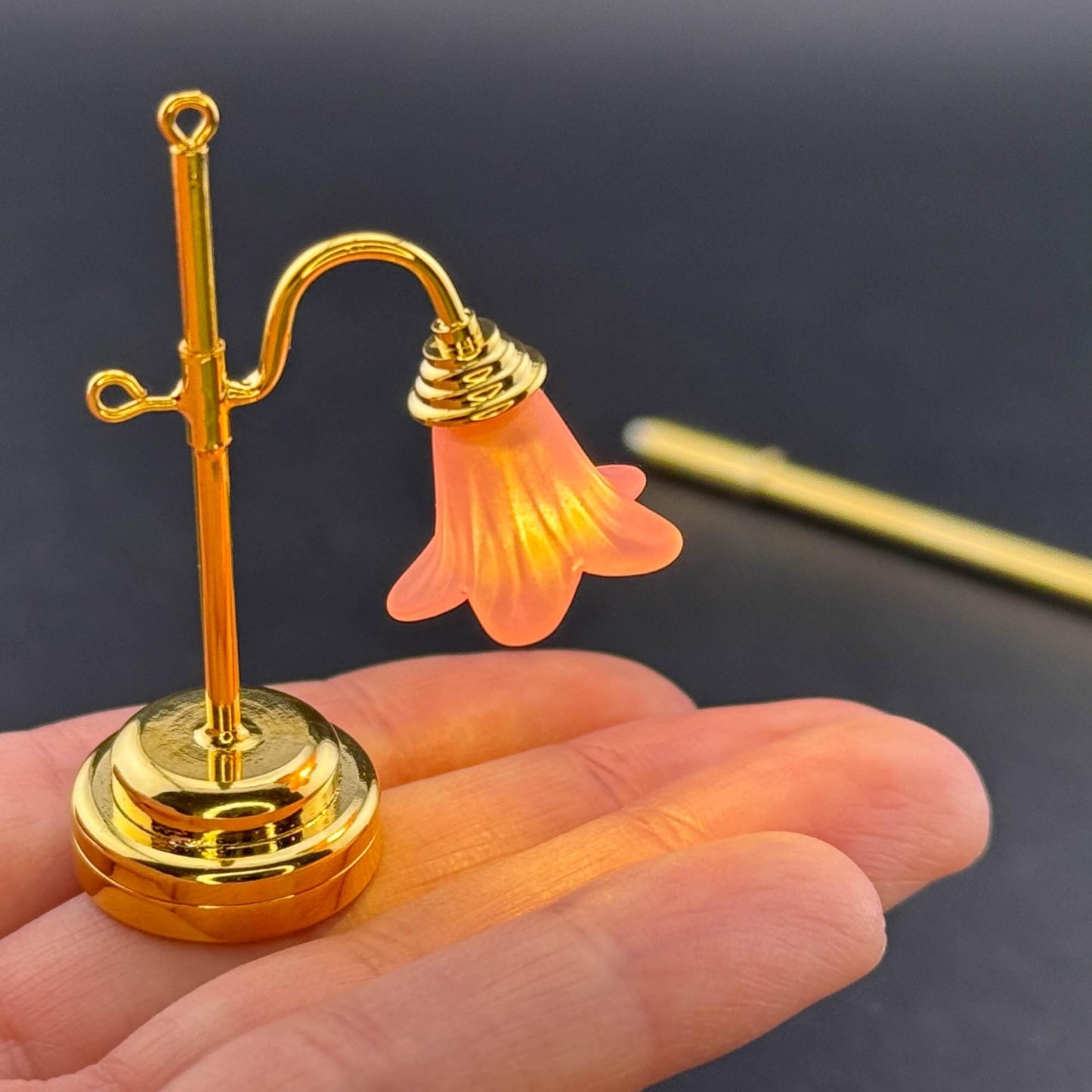 Miniature Touchless operation with Wand 1:12 table lamp LED for Dollhouse No-touch No-Switch pink tulip dest table light