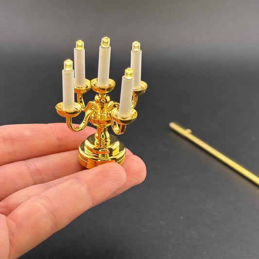 Miniatur-Berührungslose Bedienung mit Zauberstab 1:12 Tischlampe LED für Puppenhaus No-Touch No-Switch Messing-Kandelaber mit fünf Kerzen Kerzenständer