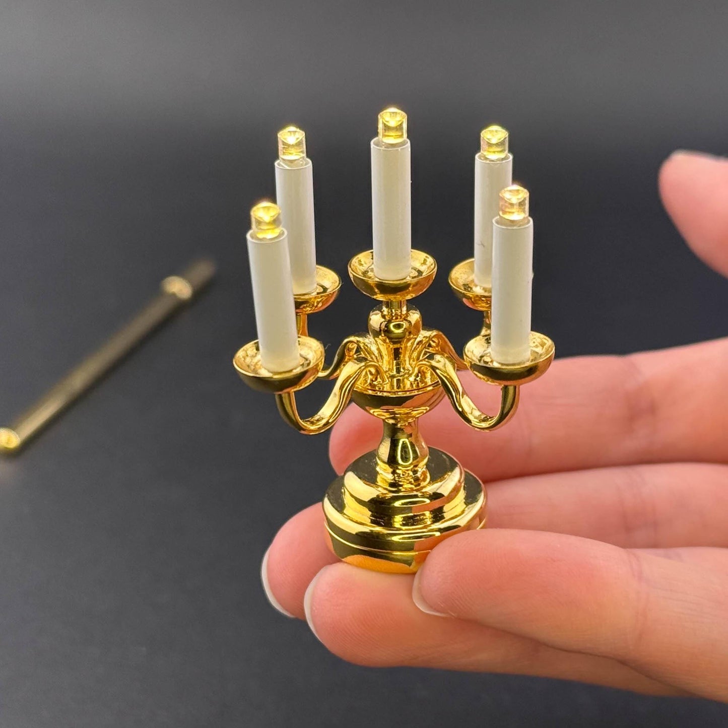 Miniatur-Berührungslose Bedienung mit Zauberstab 1:12 Tischlampe LED für Puppenhaus No-Touch No-Switch Messing-Kandelaber mit fünf Kerzen Kerzenständer
